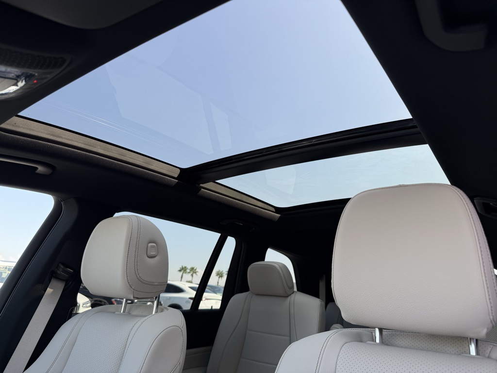 2025 Mercedes Benz GLS 450 4MATIC photo 2