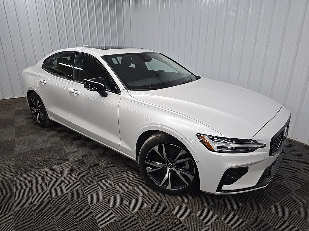 2024 Volvo S60 B5 Plus photo 7