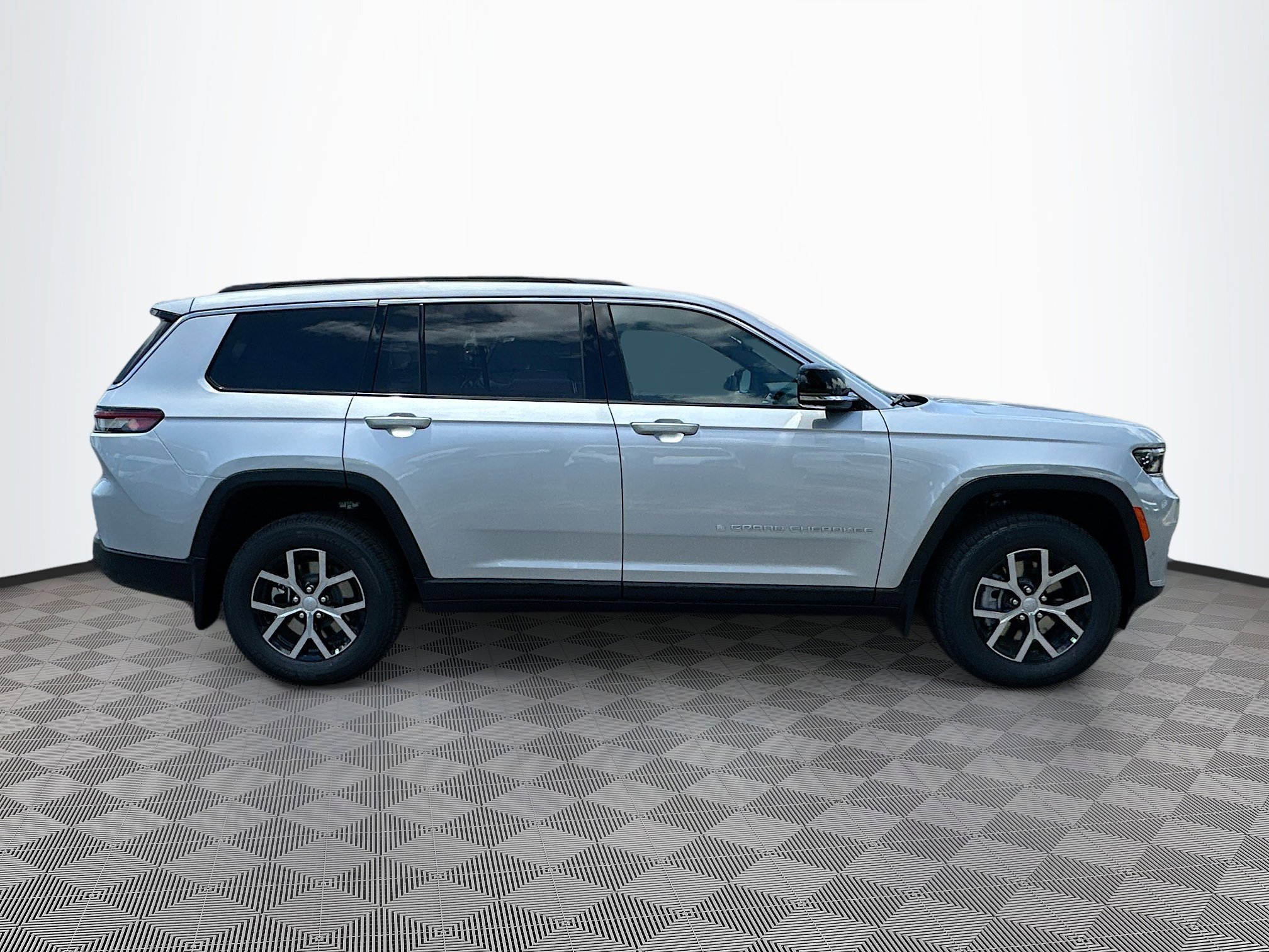 2025 Jeep Grand Cherokee Limited photo 3