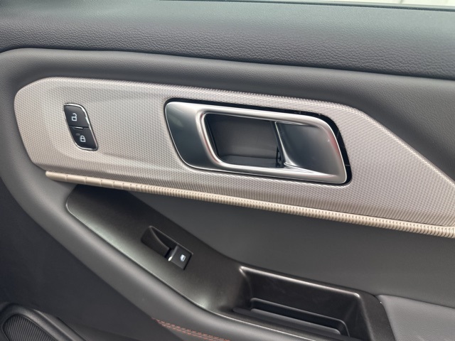 2025 Ford Explorer photo 31