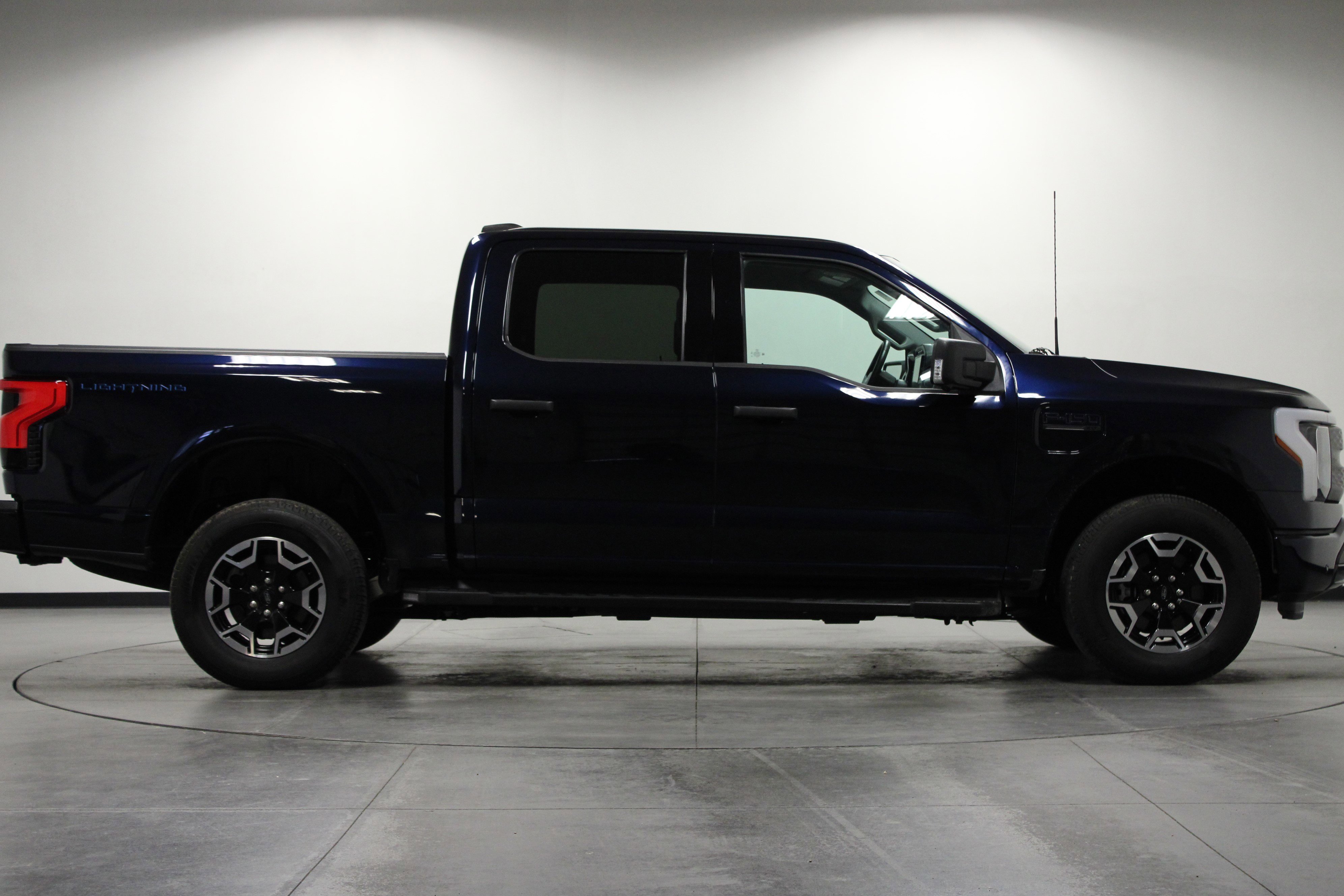 2023 Ford F-150 Lightning XLT photo 2