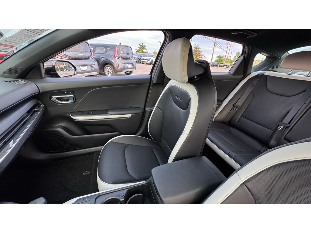 2025 Kia K4 GT-Line photo 8