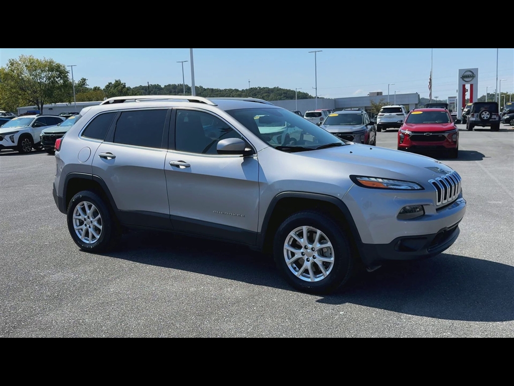 2016 Jeep Cherokee Latitude photo 2