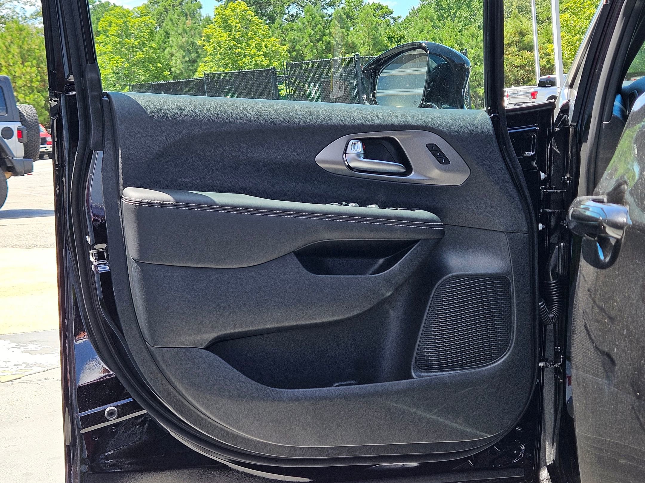 2025 Chrysler Pacifica photo 14