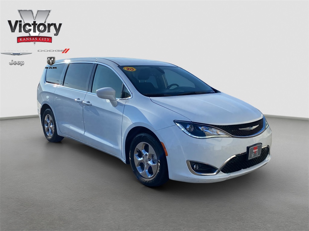 2020 Chrysler Pacifica Hybrid Touring's photo