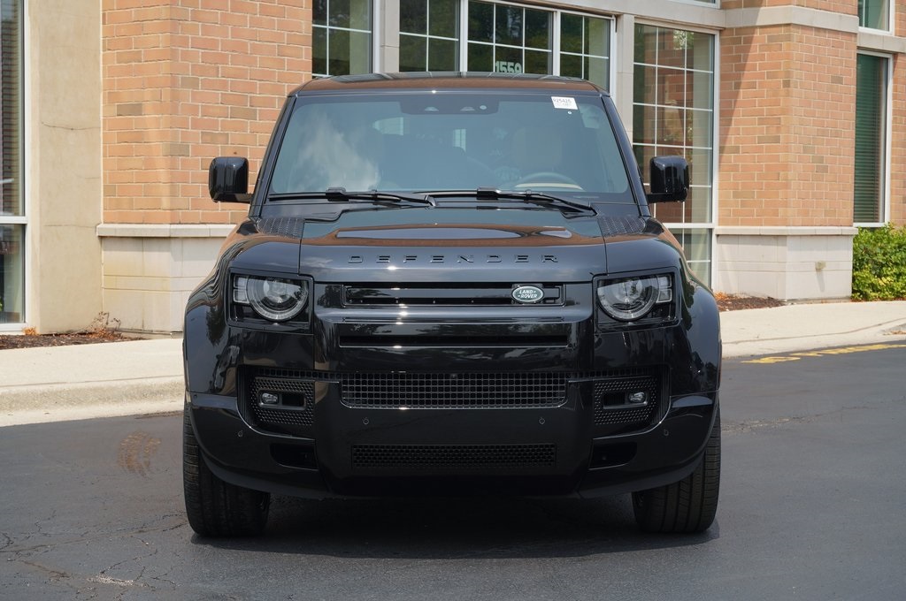 2025 Land Rover Defender 110 V8 photo 3