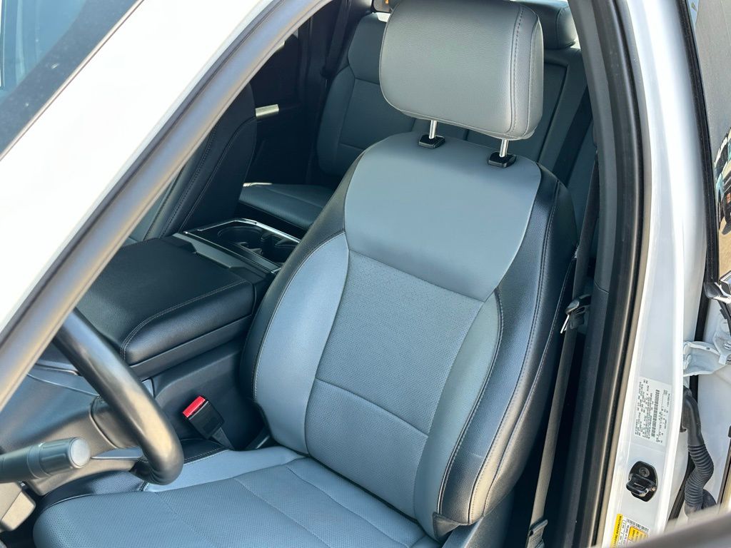 2023 Ford F-150 Lightning Lariat photo 18