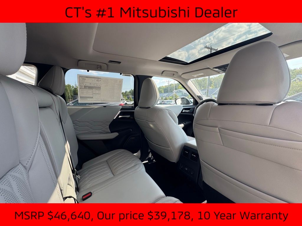 2025 Mitsubishi Outlander SEL photo 12