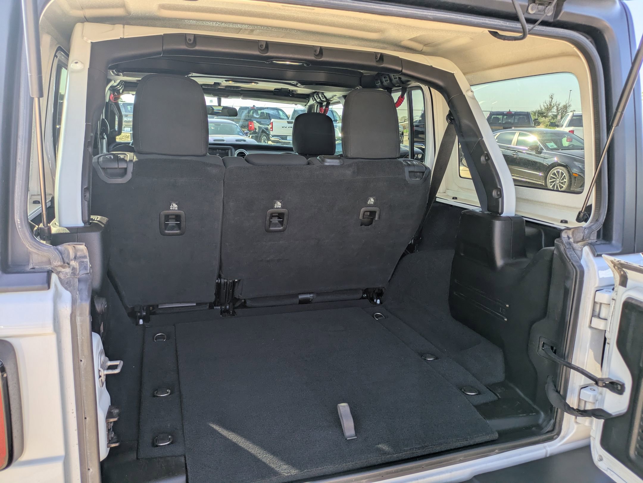 2019 Jeep Wrangler Unlimited Sahara photo 21