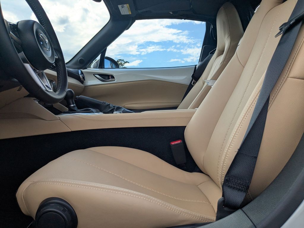 2025 Mazda MX-5 Miata Miata RF Grand Touring photo 17