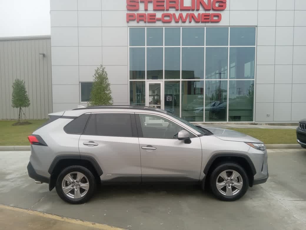 2025 Toyota RAV4 XLE's photo