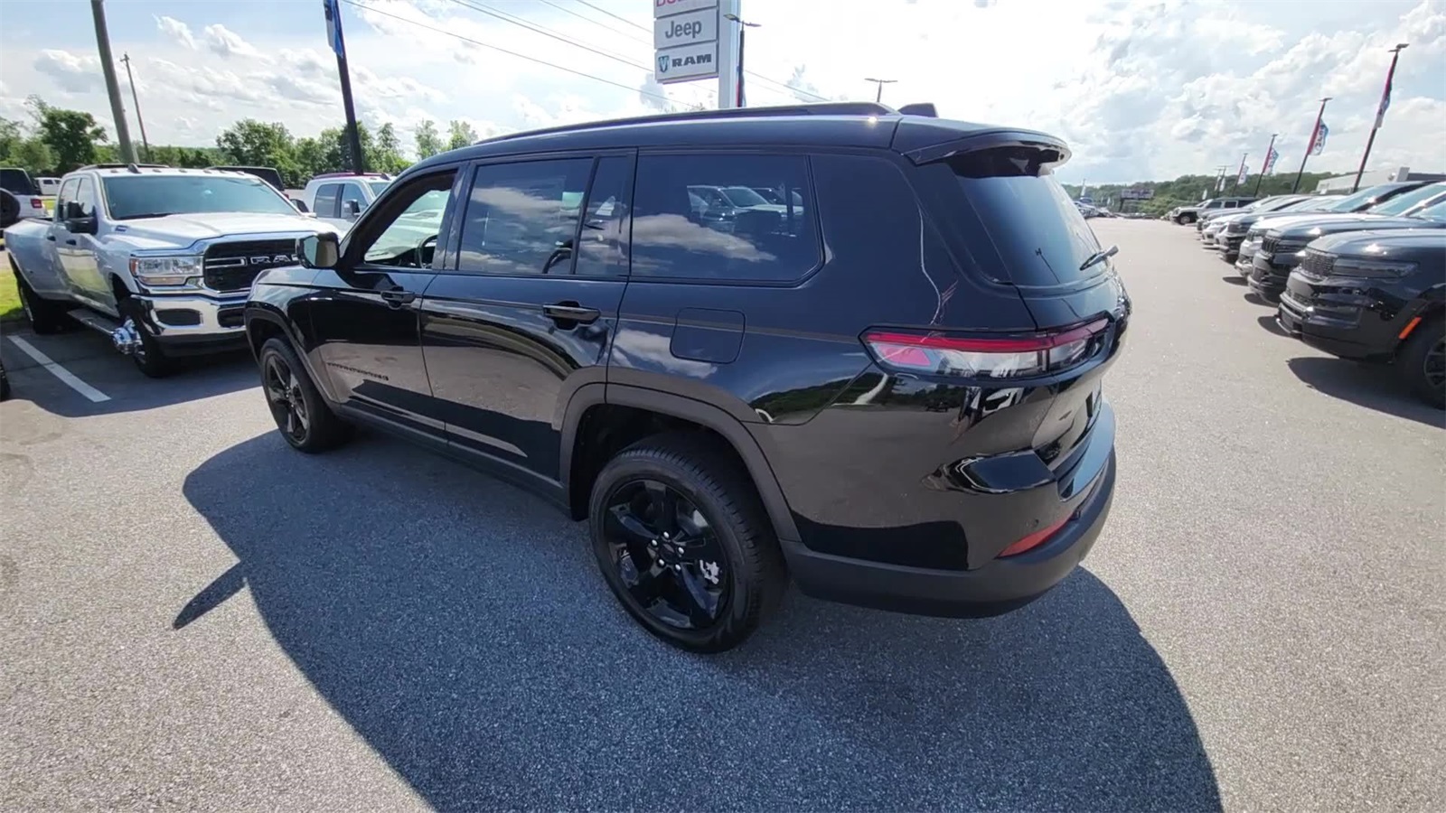2025 Jeep Grand Cherokee Limited photo 3