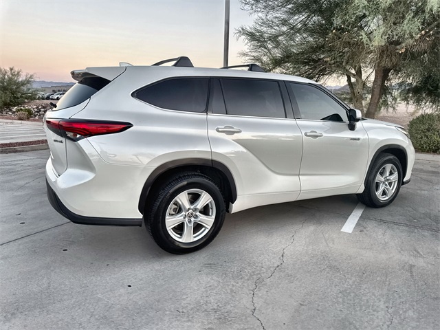 2021 Toyota Highlander Hybrid LE photo 4