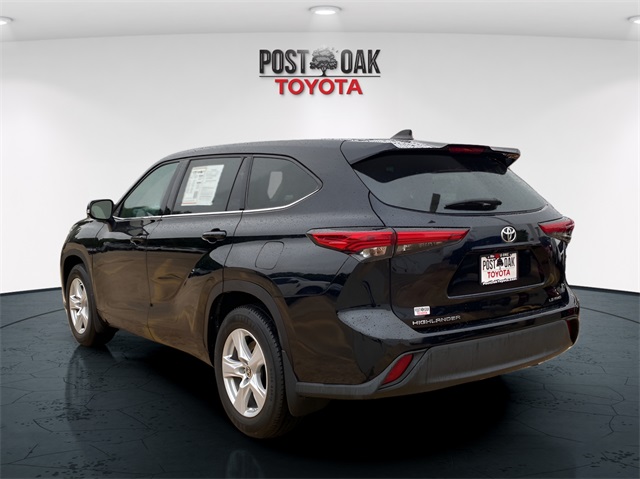 2022 Toyota Highlander LE photo 3