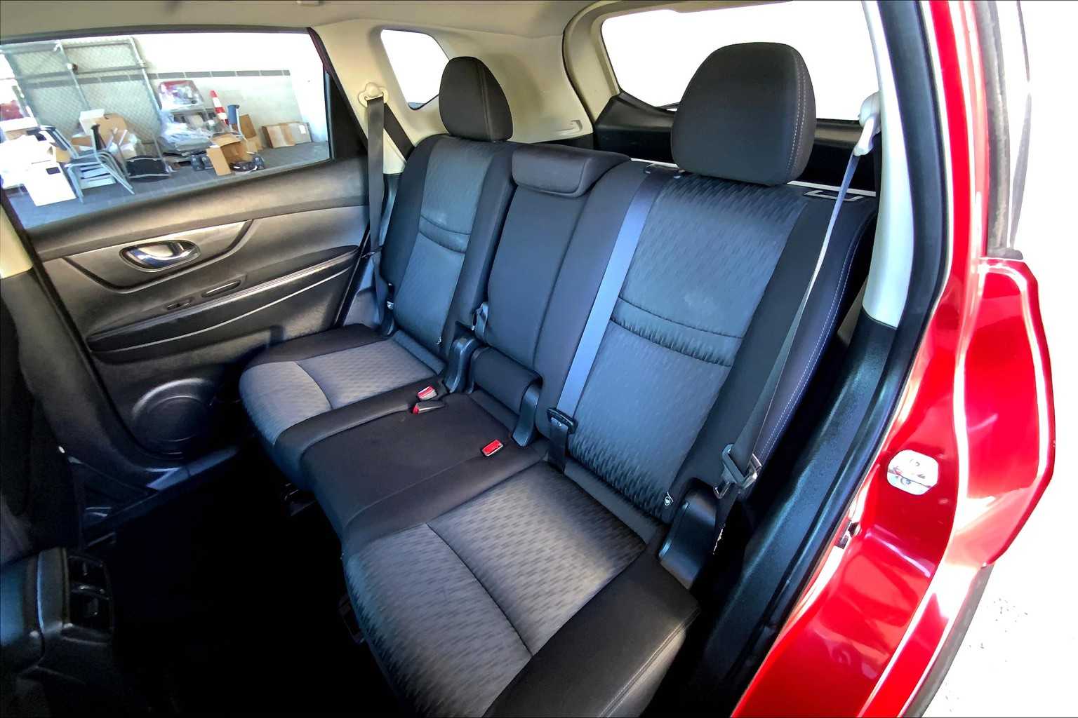 2017 Nissan Rogue SV photo 20
