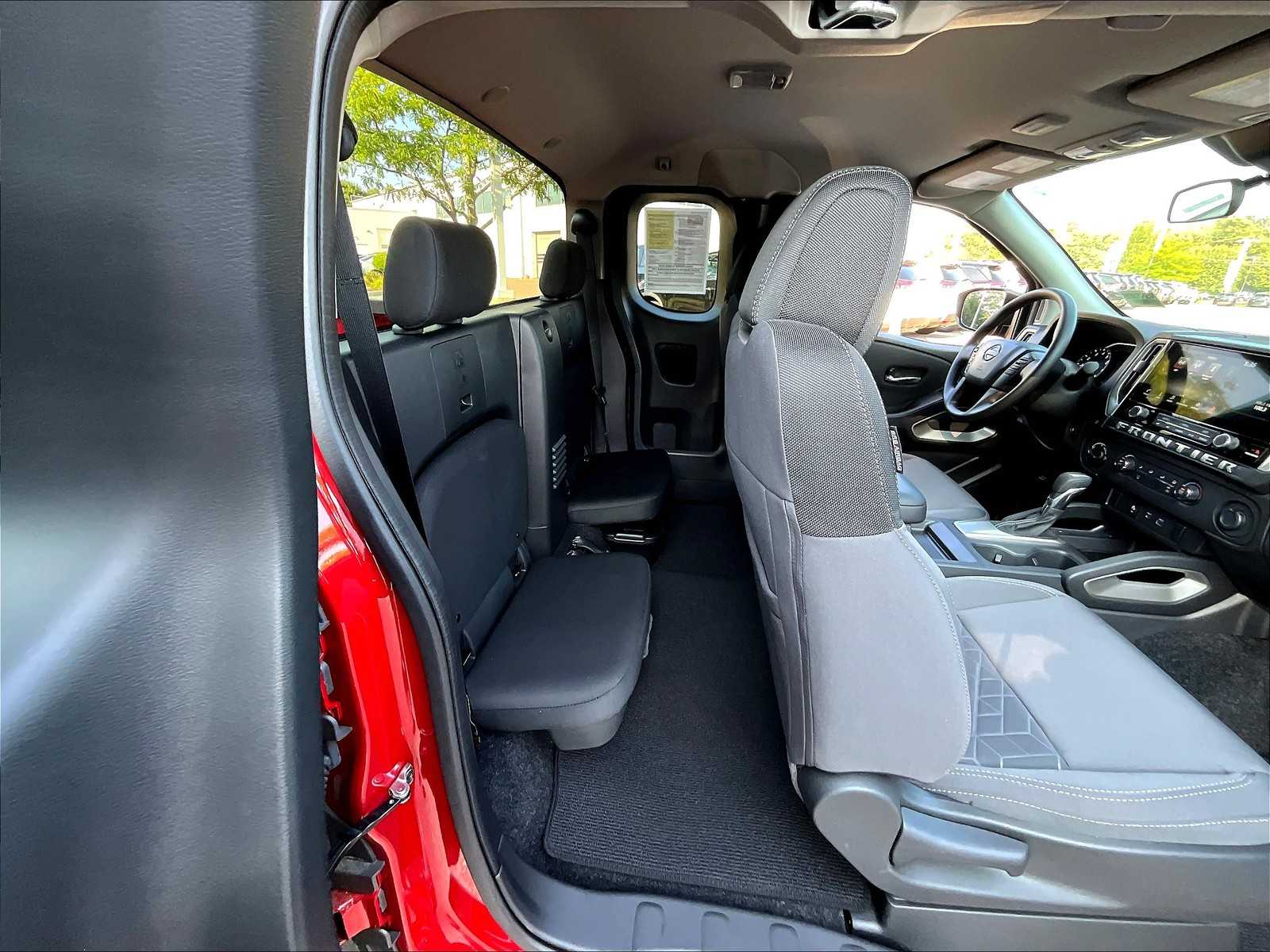 2025 Nissan Frontier SV photo 16