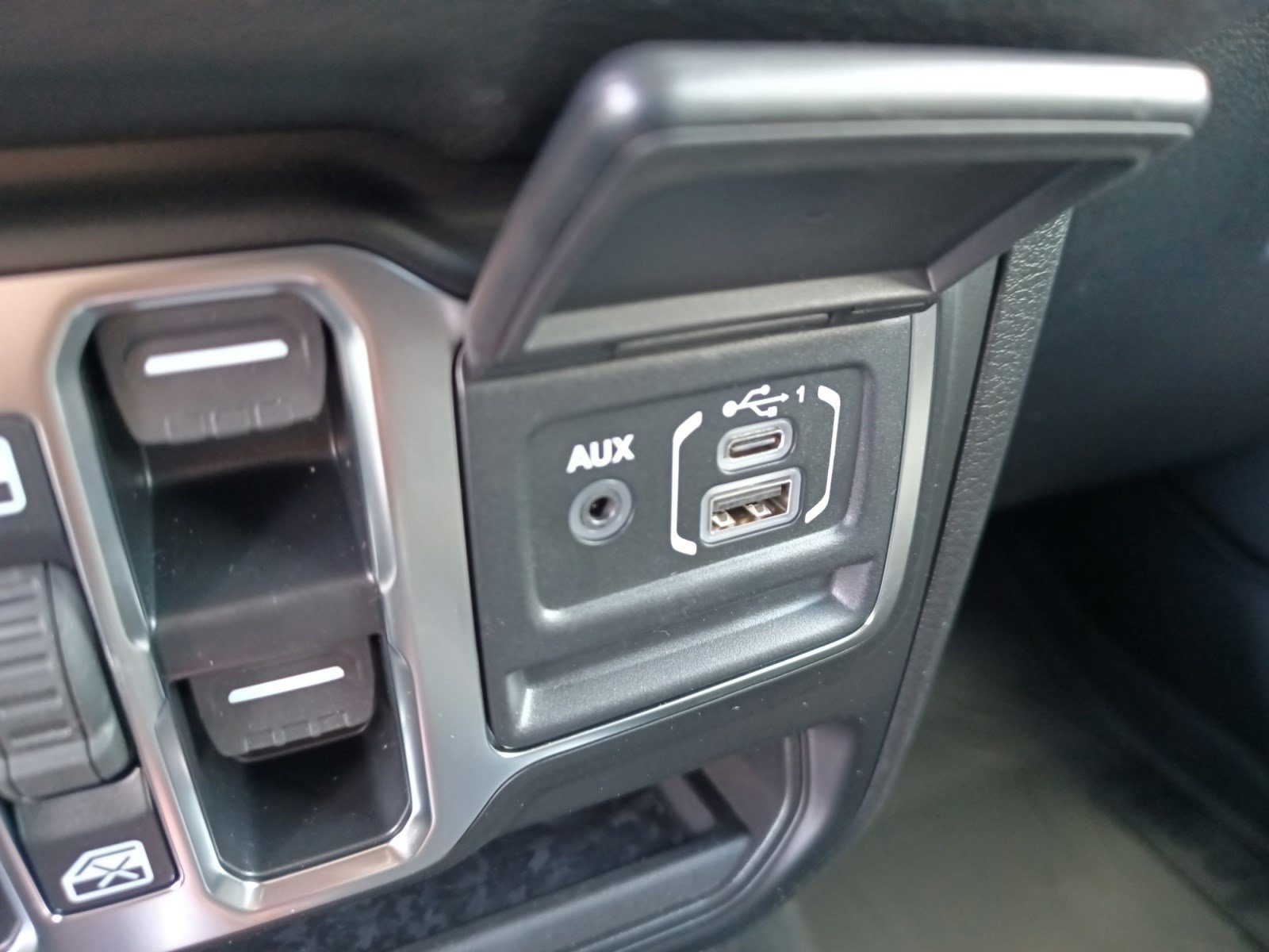 2025 Jeep Gladiator Sport S photo 14