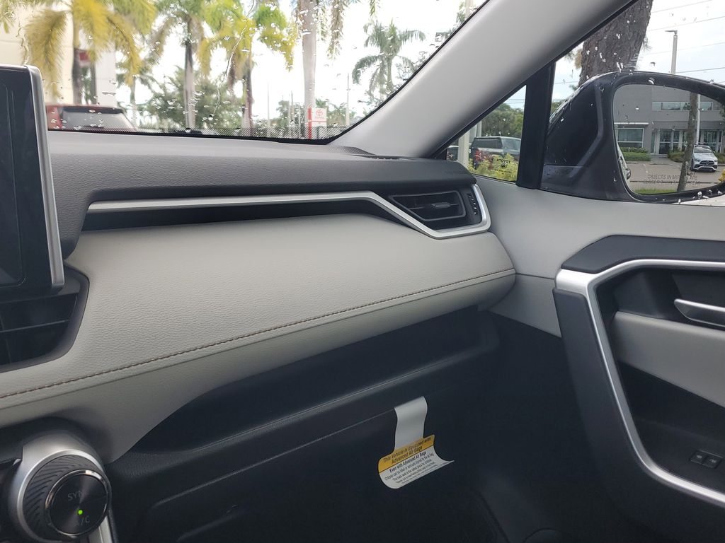 2025 Toyota RAV4 Hybrid XLE photo 24