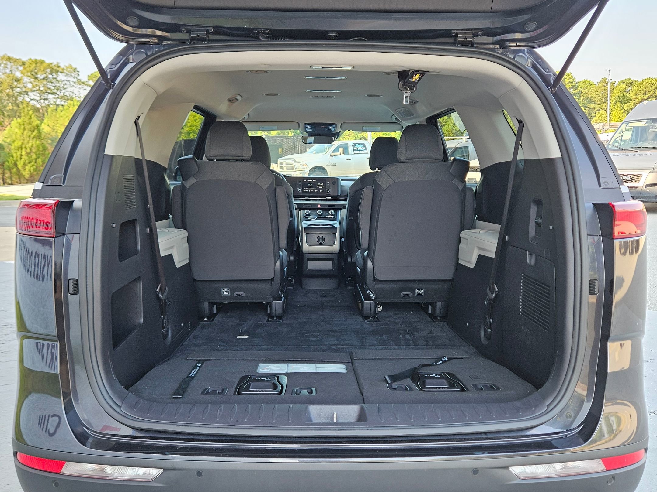 2023 Kia Carnival LX photo 25