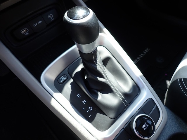 2024 Hyundai Venue SEL photo 12