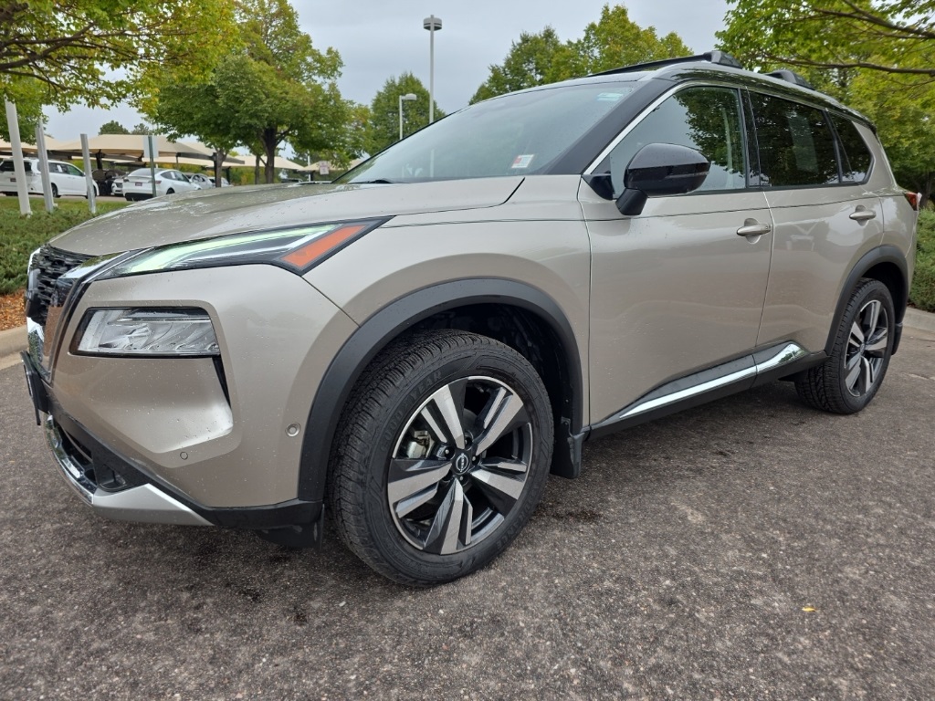 2022 Nissan Rogue Platinum photo 2