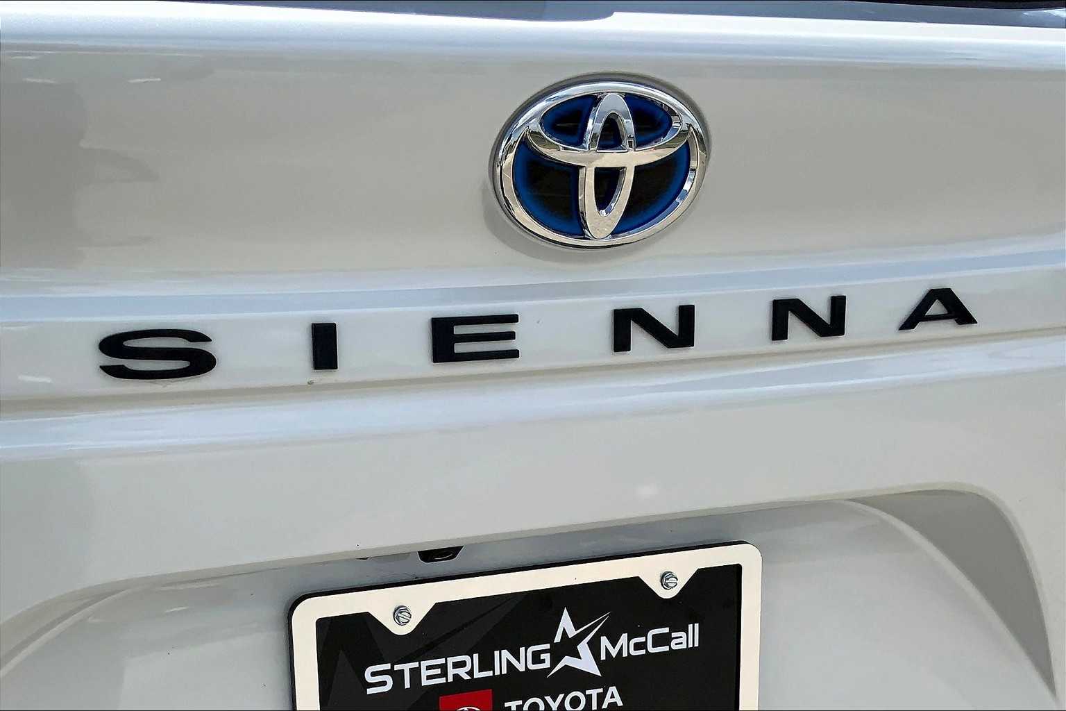 2023 Toyota Sienna XLE photo 9