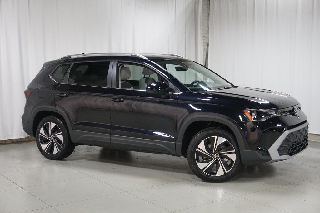 2025 Volkswagen Taos SE photo 5