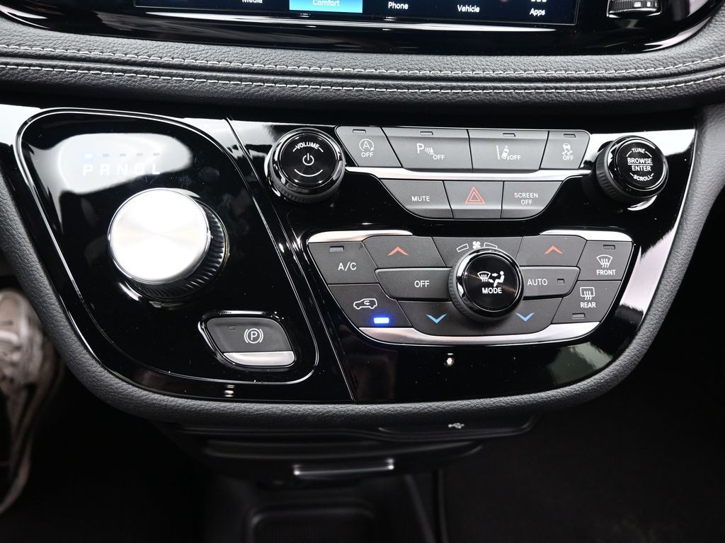 2026 Chrysler Pacifica photo 15