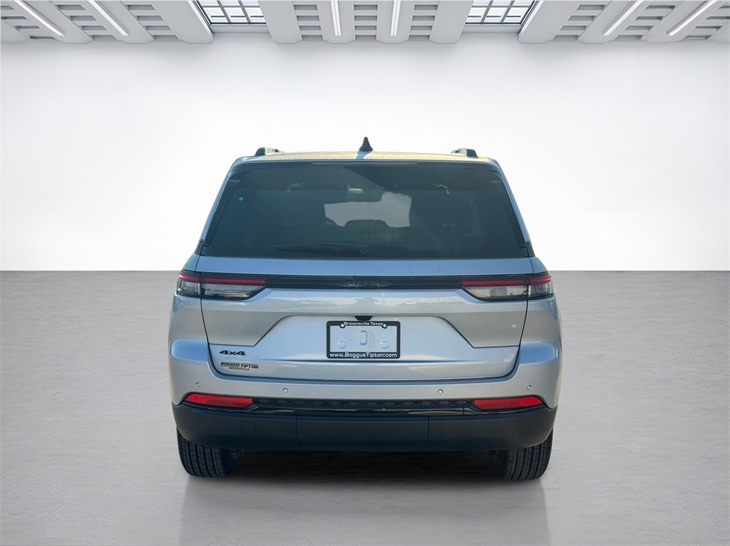 2025 Jeep Grand Cherokee Laredo Altitude photo 3