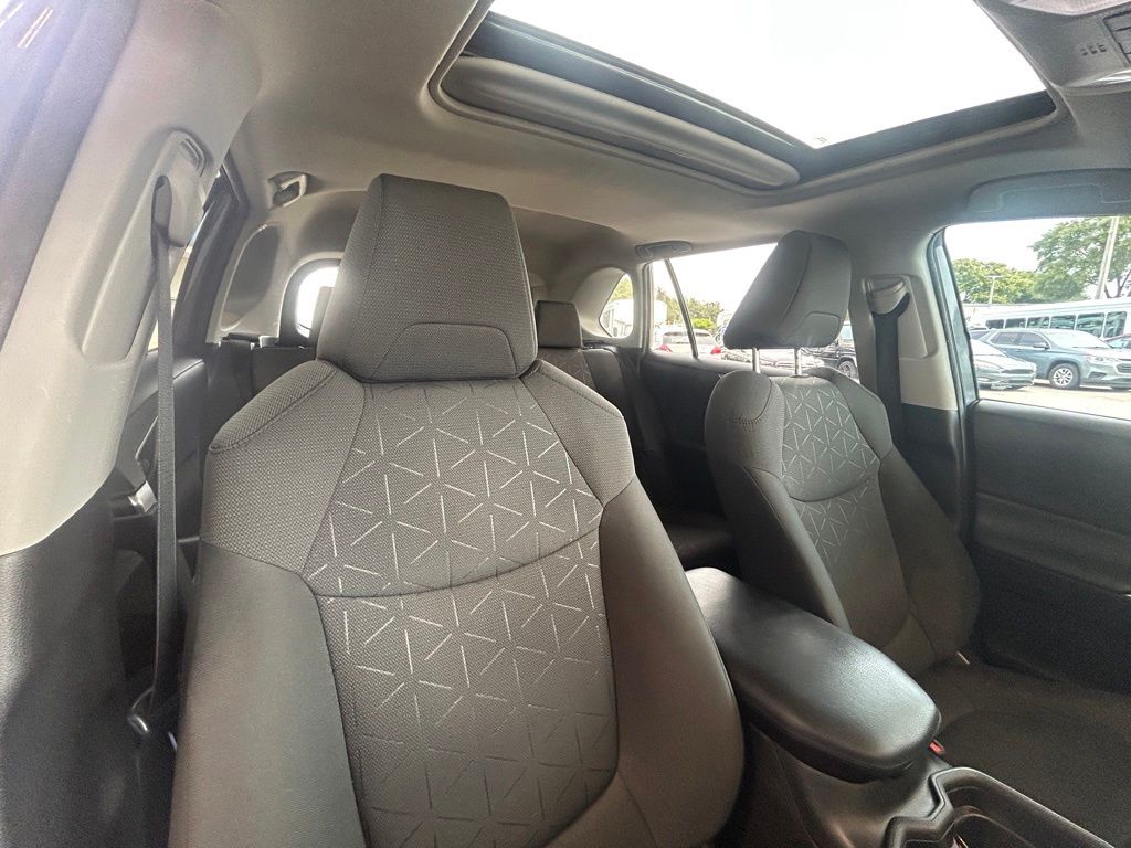 2021 Toyota RAV4 XLE photo 21