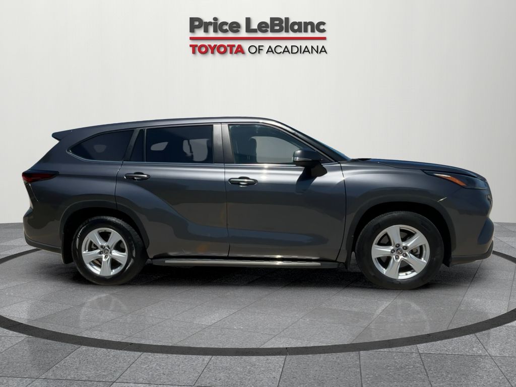 2024 Toyota Highlander LE photo 8