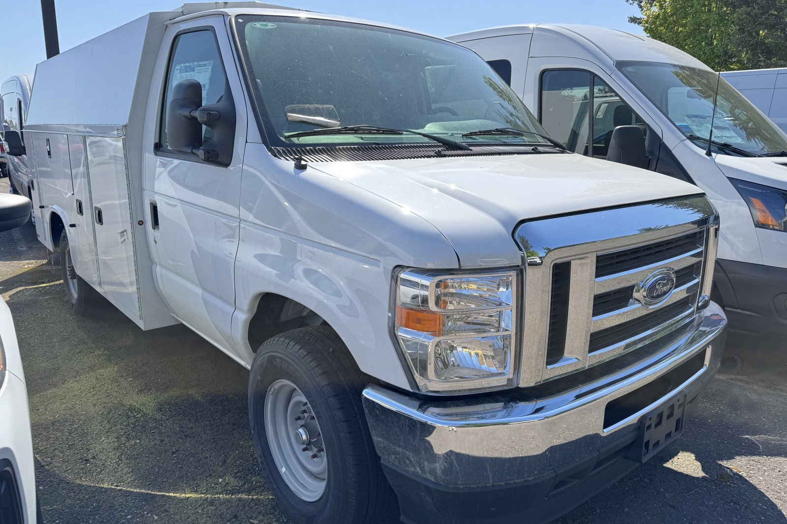New 2025 Oxford White Ford E-350 SRW image 1