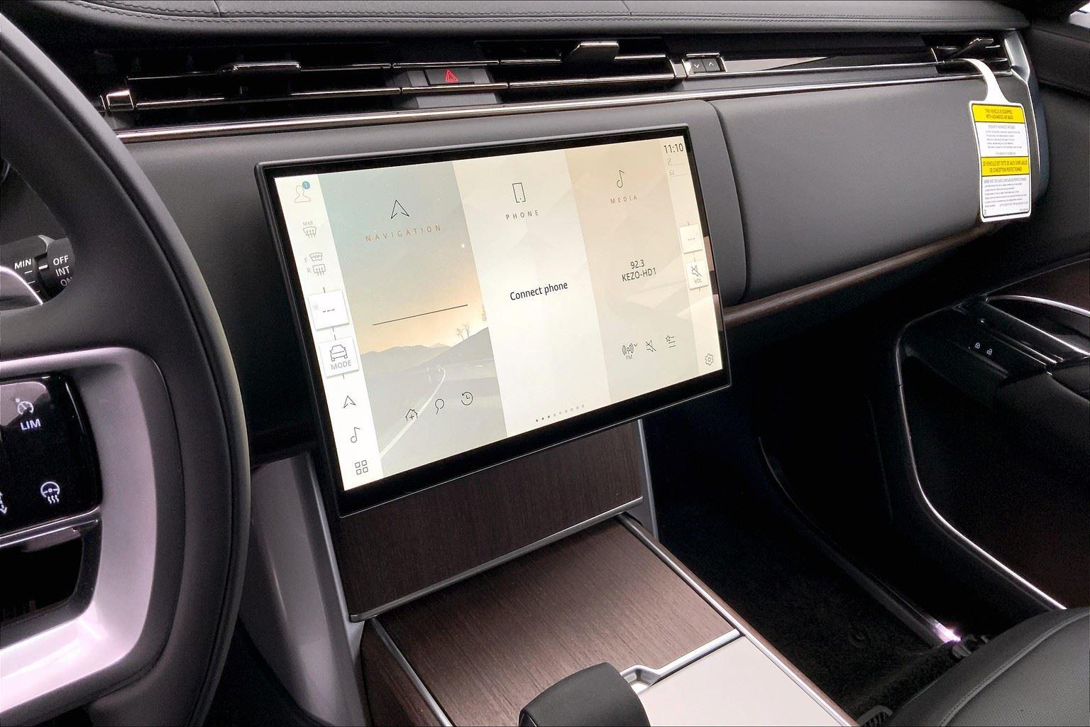 2025 Land Rover Range Rover SE photo 3