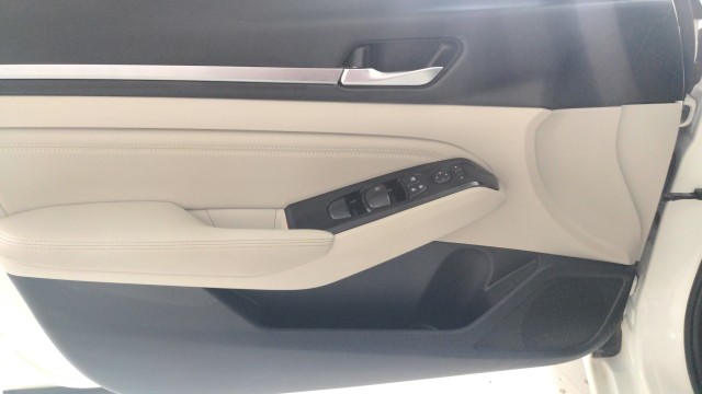 Used 2023 Pearl White Tricoat Nissan 2.5 SV image 25