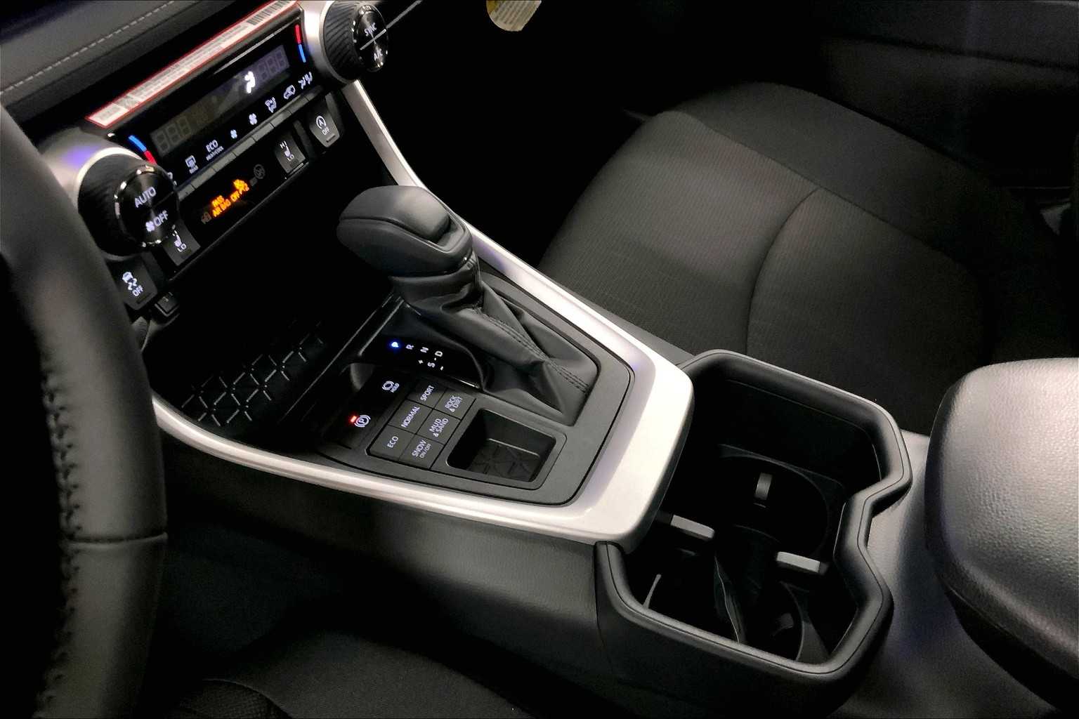 2025 Toyota RAV4 XLE photo 7
