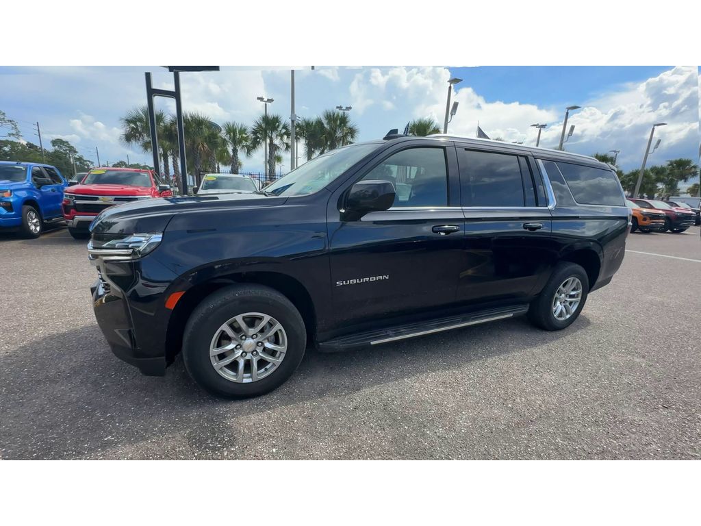 2023 Chevrolet Suburban LT photo 6