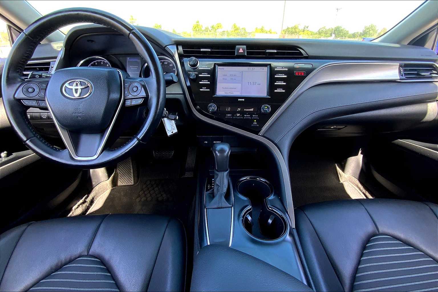 2020 Toyota Camry SE photo 13