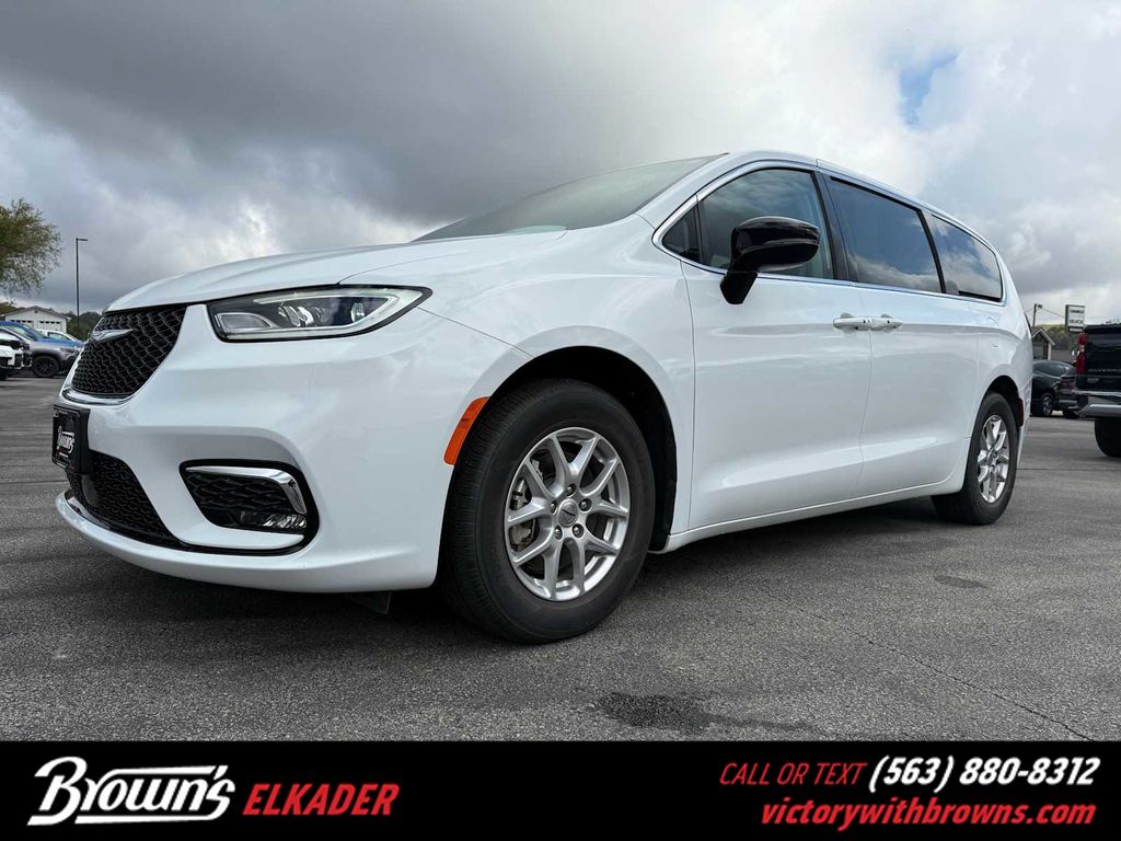 2024 Chrysler Pacifica Touring L's photo