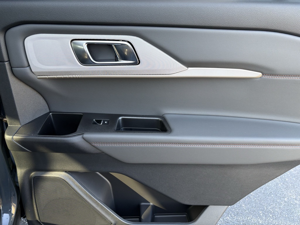 2025 Ford Explorer photo 32