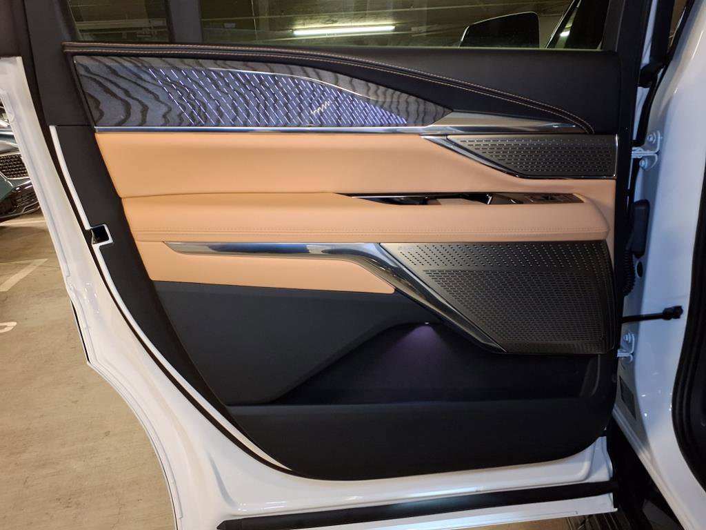 2025 Cadillac Escalade IQ Luxury photo 9
