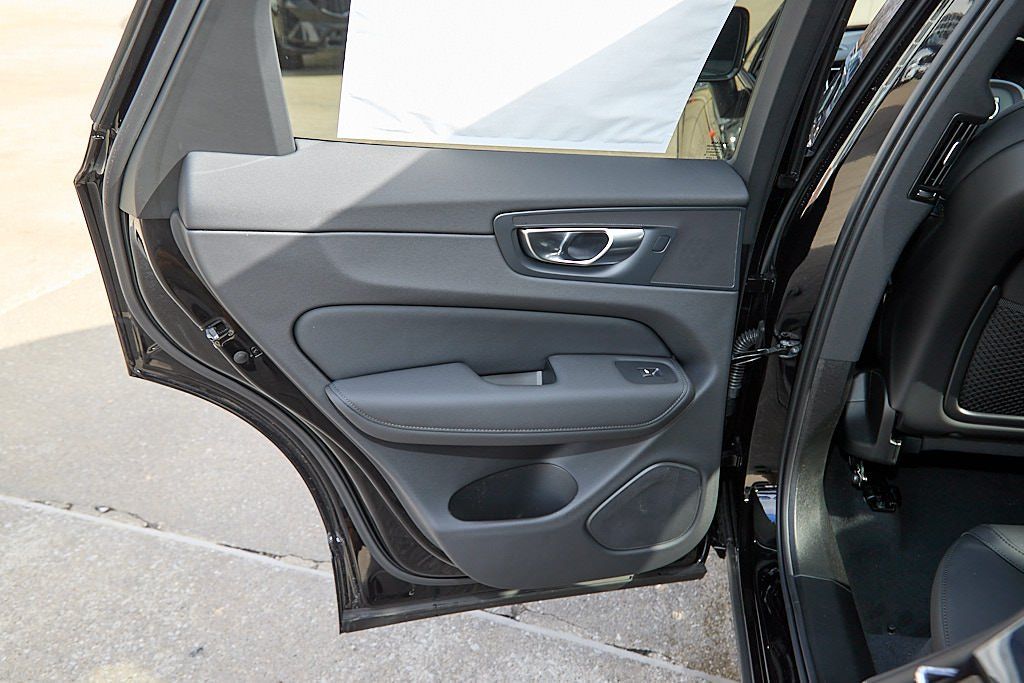2026 VOLVO XC60 - Image 17