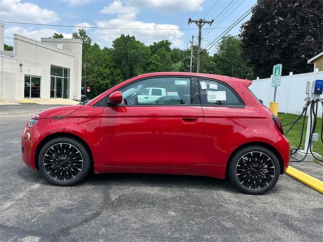 2024 Fiat 500e Red photo 4