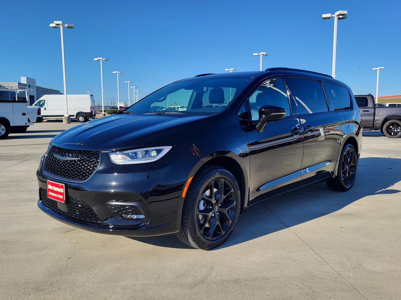 2026 Chrysler Pacifica Limited's photo