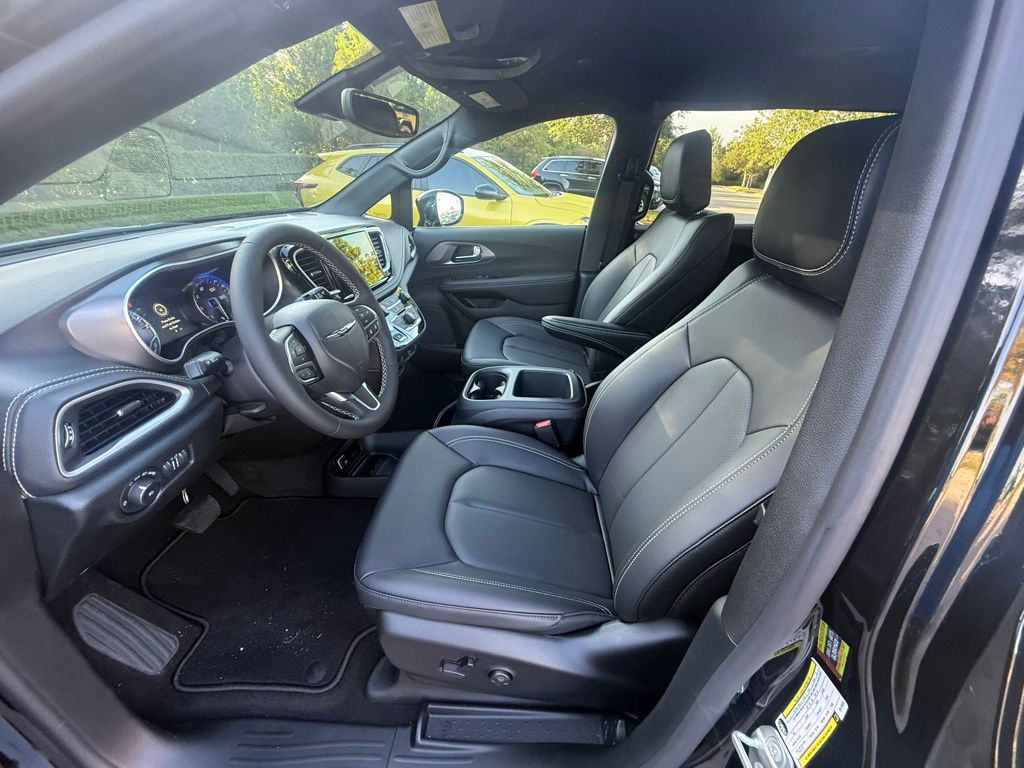 2026 Chrysler Pacifica photo 8