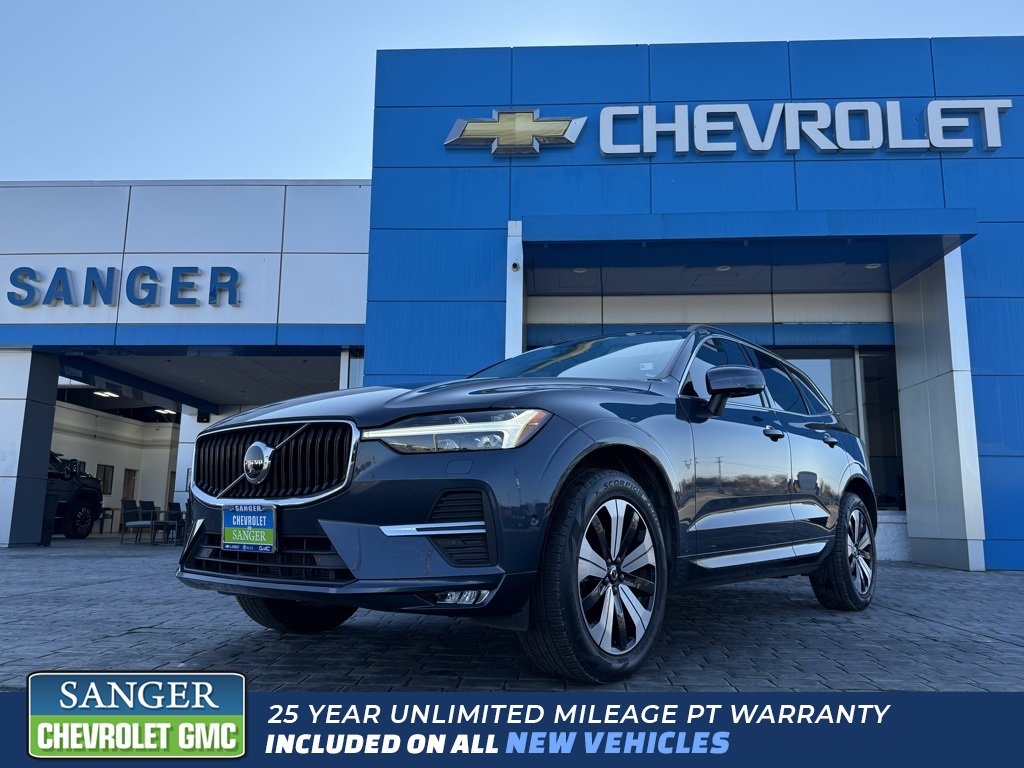 2022 Volvo XC60 Momentum's photo