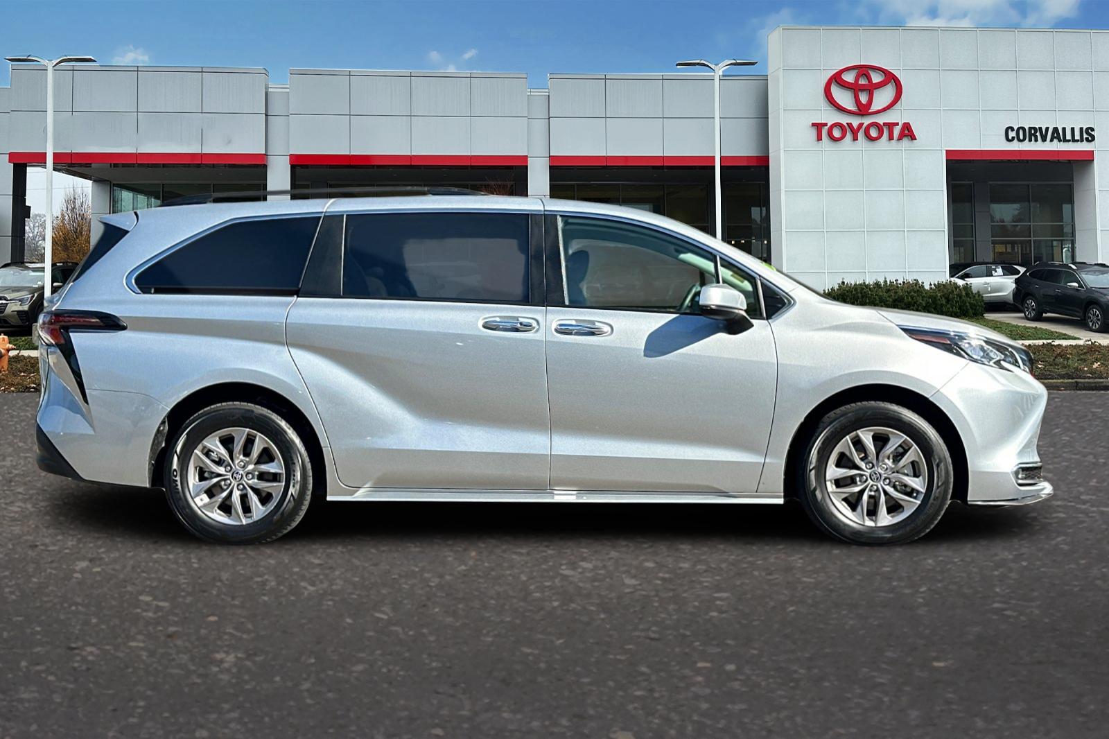2024 Toyota Sienna XLE photo 2