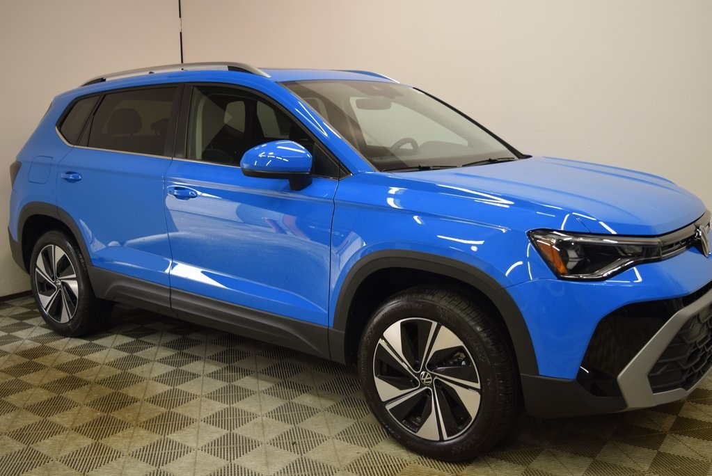 2025 Volkswagen Taos SE photo 2