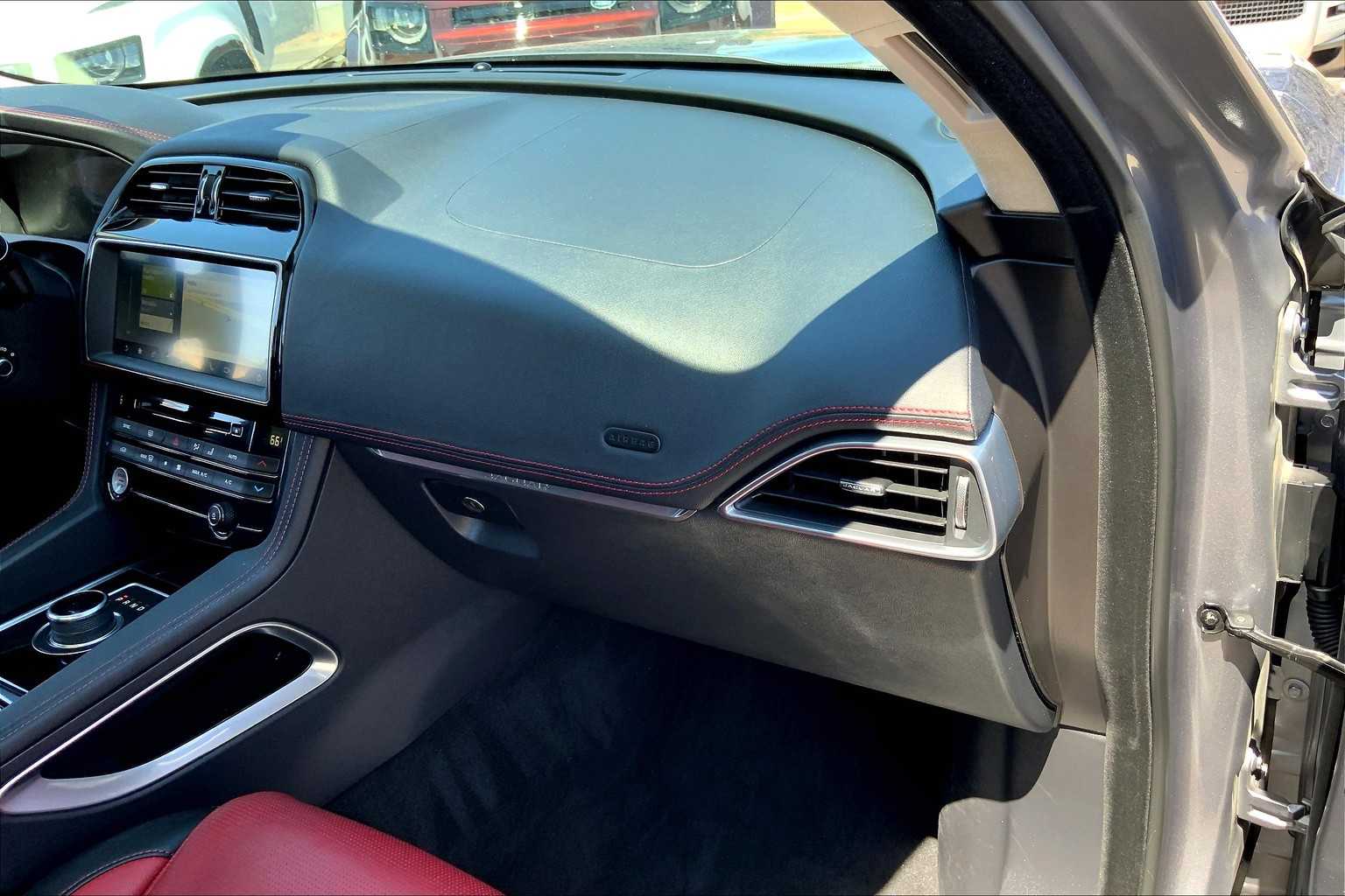 2020 Jaguar F-PACE Checkered Flag Edition photo 16
