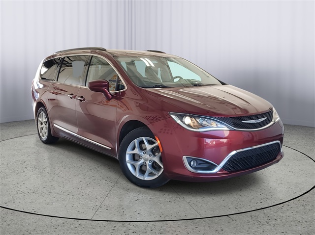 2017 Chrysler Pacifica Touring L photo 2