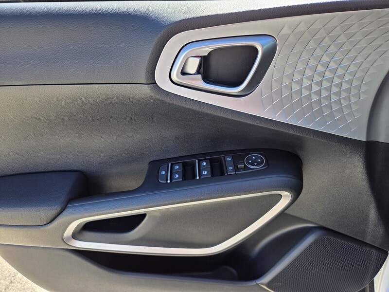 2025 Kia Soul LX S photo 7